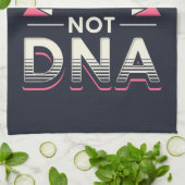 Familie erfordert Liebe, nicht DNA-Adoption Geschirrtuch (Gefaltet)