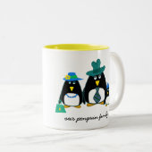 Familie Funny Penguin | Individuelle Name Weihnach Zweifarbige Tasse (VorderseiteRechts)