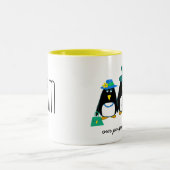Familie Funny Penguin | Individuelle Name Weihnach Zweifarbige Tasse (Mittel)