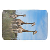 Familie Giraffe auf Grassy Hilltop Badematte (Vorderseite)