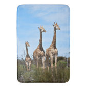Familie Giraffe auf Grassy Hilltop Badematte (Vorderseite Vertikal)