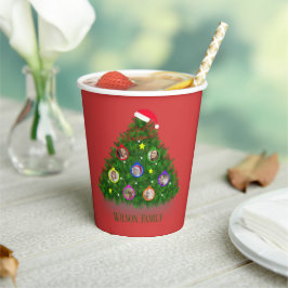 Familie in warmen Weihnachtsbaum Pappbecher