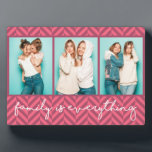 Familie ist alles Moderne Typografie Drei Foto Fotoplatte<br><div class="desc">Dieses moderne Design zeigt drei Ihrer Lieblingssendungen mit dem Text "family is alles" in der modernen Typografie #Foto #photogifts #gifts #gift #giftsforher #girly #family #Zuhause #born #Geburtdaygifts #holidaygifts #christmasgifts #personalified gifts</div>