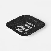 Familie ist Schneeflocken auf schwarz Pappteller (Gewinkelt)