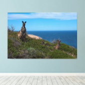 Familie Kangaroo mit Kind, die die Ozeanseite geni Leinwanddruck (Insitu (Holzboden))