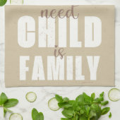 Familie (Mama, Vater, Kind) weiß auf Sand Geschirrtuch (Gefaltet)