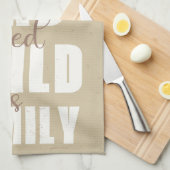 Familie (Mama, Vater, Kind) weiß auf Sand Geschirrtuch (Viertel Falte)