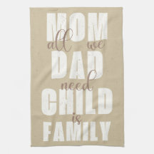 Familie (Mama, Vater, Kind) weiß auf Sand