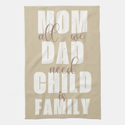 Familie (Mama, Vater, Kind) weiß auf Sand Geschirrtuch (Vertikal)