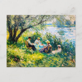 Familie mit Picknick auf einer üppigen Wiese am Fl Feiertagspostkarte