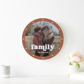Familie | Modernes Drehbuch mit Foto Terracotta Große Wanduhr (Zuhause)