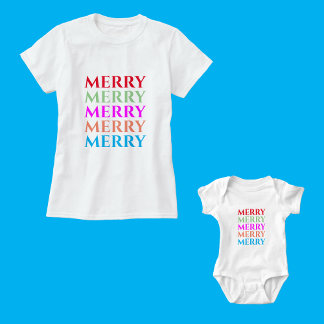 Familie passt sich fröhliche Weihnachtsartikel an T-Shirt