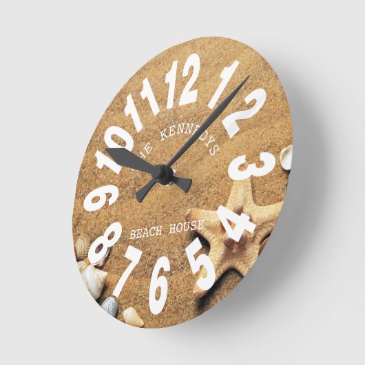 Familie Sand Beach House Runde Wanduhr (Winkel)