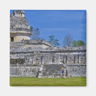 Familie von Touristen geht an uraltem Maya vorbei Magnet