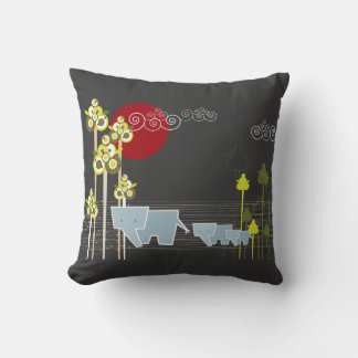 Familie Whimsical Elephant in Wald & Rote Sonne Kissen