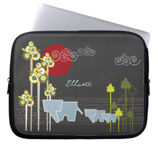 Familie Whimsical Elephant in Wald & Rote Sonne Laptopschutzhülle