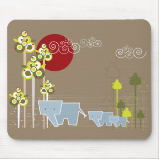 Familie Whimsical Elephant in Wald & Rote Sonne Mousepad