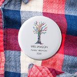 Familie Wiedersehen Rainbow Button<br><div class="desc">Geben Sie diese stilvollen Family Wiedersehen-Buttons als Keepsakes für Ihr Party. Sie haben einen Stammbaum in den Farben des Regenbogens. Passen Sie sie mit Ihrem Familiennamen und dem Jahr an. Dieses einzigartige Design ist ein Ausdruck meines Mosaiks "Family Tree", das aus winzigen Glasstücken in lebhaften Farben hergestellt wurde. Original Mosaik...</div>