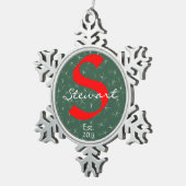 Familien-Andenken-Verzierung, Name, Jahr, rot auf Schneeflocken Zinn-Ornament (Rechts)