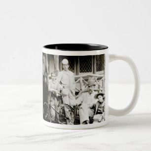 Familien-Gruppe, c.1900 (b/w Foto) Zweifarbige Tasse