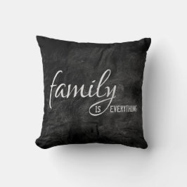 Familienangebot auf schwarzem Leder Kissen