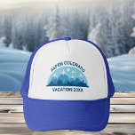 Familienausflug Custom Colorado City Blue Mountain Truckerkappe<br><div class="desc">Individueller Hut für Ihren Skiurlaub in den Colorado Bergen während Ihres Winterurlaubs. Diese coole Skifahrerkappe zeichnet sich durch einen niedlichen zeichn schneebedeckter Berge und einer blauen Landschaft aus. Ein großartiges Naturdesign für eine im Freien liebende Familie für ihre Naturexpedition.</div>
