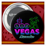 Familienausflug Souvenir Las Vegas Urlaub Button<br><div class="desc">Dieses lustige Las Vegas Feriendesign ist perfekt für Ihren Sommerurlaub,  Familienurlaub! Machen Sie ein großartiges Las Vegas-Souvenir für Ihre Vegas-Reise oder für die Person,  die nur wirklich Lieben zu besuchen Las Vegas! Das "Las Vegas,  Nevada" in einem "Welcome to Las Vegas"-Schild mit Palmen-Grafik in einem Vintagen Retro-Sonnenuntergang "Vegas"-Design.</div>