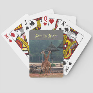 Familienbande, Zwei Giraffen, die sich gegenseitig Spielkarten