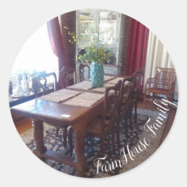 Familienessen im Bauernhof Runder Aufkleber