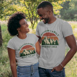 Familienfahrt Sommerferien Vintag T-Shirt<br><div class="desc">Dieser phantastische Vintage Sonnenuntergang über Felsgebirgen in der Natur macht ein großartiges Bild für ein Set von maßgeschneiderten T - Shirt für einen Familienurlaub, eine Wiedersehen, eine Fahrt oder einen Sommerurlaub. Gedenken Sie Ihre Ferienwoche mit passenden T-Shirts für Mama, Papa, Bruder und Schwester. Fügen Sie einfach Ihren eigenen Nachnamen und...</div>