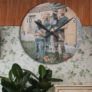 Familienfoto mit moderner fetter Typografie  Runde Wanduhr