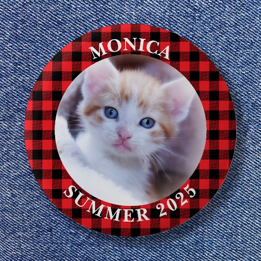 Familienfoto mit rotem und schwarzem Büffelkaromus Button