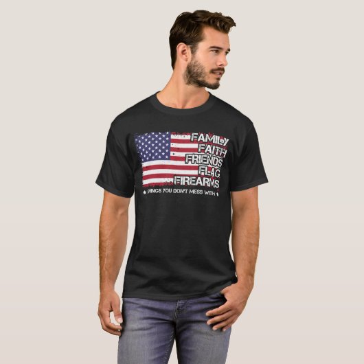 Familienfreundschaft Flag Feuerwaffen stolz Amerik T-Shirt (Vorne ganz)