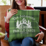 Familienhaus Green Kariert Themed Name Personalisi Kissen<br><div class="desc">Ideal für Ansammlungen, Wiedersehen oder Ihren Berg-Rückzugsort ist dieses Produkt mit einem charmanten, grünen karierten Hintergrund. Es zeigt eine wunderschön gestaltete Bergszene mit Baumhütte, personalisiert mit Ihrem Familiennamen, dem etablierten Jahr und weiteren Details, die Sie bevorzugen. Eine ausgezeichnete Wahl für ein nachdenkliches Geschenk, besonders geeignet für Jungvermählte. Passen Sie dieses...</div>