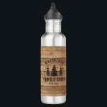 Familienhaus Name Rustikales Holz Personalisiert Edelstahlflasche<br><div class="desc">Rustikale Holzverkleidung personalisierte Edelstahlflasche mit NAME FAMILY CABIN und feststehendem Datum oder anderem Text in Braun. Wählen Sie aus anderen Flaschenfarben oder -größen auf der Bestellseite. HILFE: Für Hilfe bei der Modifizierung oder Personalisierung des Designs, bei Farbänderungen, bei der Größenänderung, bei der Übertragung des Designs auf ein anderes Produkt oder...</div>
