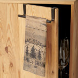 Familienhaus Name Rustikales Holz Personalisiert Geschirrtuch<br><div class="desc">Erstellen Sie ein personalisiertes Küchenhandtuch mit einem rustikalen Holzplankdesign mit NAME FAMILY CABIN und feststehendem Datum oder anderem Text in Braun. HILFE: Für Hilfe bei der Modifizierung oder Personalisierung des Designs, bei der Übertragung des Designs auf ein anderes Produkt oder wenn Sie die Dinge koordinieren möchten, wenden Sie sich bitte...</div>