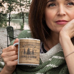Familienhaus Name Rustikales Holz Personalisiert Kaffeetasse<br><div class="desc">Rustikale Holzplatte Design personalisierte Kaffee-Tasse mit NAME FAMILY CABIN und Jahr festgelegt Datum oder andere Text in braun. HILFE: Für Hilfe bei der Modifizierung oder Personalisierung des Designs, bei Farbänderungen, bei der Größenänderung, bei der Übertragung des Designs auf ein anderes Produkt oder wenn Sie die Dinge koordinieren möchten, wenden Sie...</div>