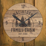 Familienhaus Rustikales Holz Personalisiert Runde Wanduhr<br><div class="desc">Erstellen Sie eine personalisierte Kabinenwand mit einem rustikalen, rustikalen Holzputz-Design mit Waldkiefern und NAME FAMILY CABIN und fest etablierten Datum oder anderen Text in braun. Das Beispiel wird in der runden 8-Zoll-Option angezeigt; wählen Sie 10, 75-Zoll oder Quadrat auf der Bestellseite. HILFE: Für Hilfe bei der Modifizierung oder Personalisierung des...</div>