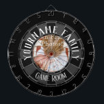 Familienname 1 Foto Spielzimmer Dartscheibe<br><div class="desc">Fügen Sie Ihren eigenen Namen zu diesem lustigen Familiensaal Dartboard. FUnique Geschenk für Geburtstage,  Weihnachten,  Vatertag oder einfach nur weil. Option für ein zentrales Foto.</div>