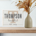 Familienname Bauernhof Stil Haus Holzkisten Schild<br><div class="desc">Dieses schöne Holzschild im Bauernhausstil ist ein süßes Geschenk für Familienmitglieder oder Paare,  die heiraten. Mit neutralen Farben ist dieses Zeichen perfekt für eine Vielzahl von Räumen.</div>