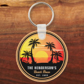 Familienname Beach House Retro Sunset Souvenir 80e Schlüsselanhänger (Rückseite)