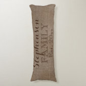 Familienname Burlap Rustic Seitenschläferkissen (Vorderseite Vertikal)