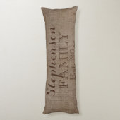 Familienname Burlap Rustic Seitenschläferkissen (Rückseite (Vertikal))