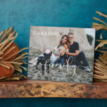 Familienname Datum | Foto und Typografie Fotoplatte<br><div class="desc">Suchen Sie nach dem perfekten Familienprint? Unser chic Script Familiennamen Printing ist der perfekte Weg, um diese Erinnerungen für immer zu schätzen. Elegante "Familie" in der modernen Kalligraphie-Skript, etabliertes Datum und schönes Zitat. Dieser Sake ist ein wunderbares Geschenk für jeden Anlass: Muttertag, Geburtstag, Neuvermählte, Großeltern und vieles mehr. Fügen Sie...</div>