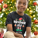 Familienname der Bruder, passend zu Weihnachten T-Shirt<br><div class="desc">Erleben Sie den Urlaubssinn mit diesem lustigen T - Shirt der Brother Elf, der Teil einer passenden Kollektion für Familienmitglieder ist, die Geschenke für alle Familienmitglieder enthält. Dieser T - Shirt ist perfekt für jede Weihnachtsfamilie oder als Familienmitglied geeignet und verfügt über einen niedlichen Elfenhut und Wiedersehen Beine, mit der...</div>