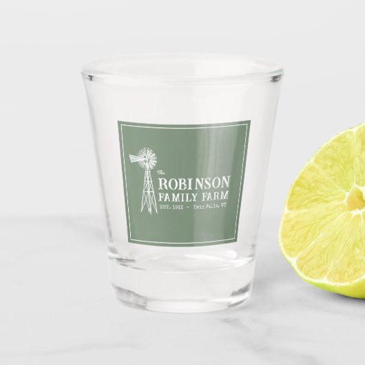 Familienname Farm Rustic Windmill Sage Green Schnapsglas (Vorderseite)