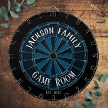 Familienname Game Room Blue Dartscheibe<br><div class="desc">Farbiger Hintergrund mit individuelle Name und Spielraum in der Mitte des Boards. Andere Farben sind im Shop erhältlich.</div>