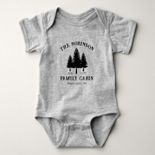 Familienname Hütte Rustikales Land Bäume Baby Strampler