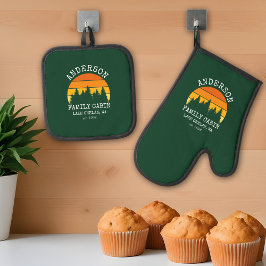 Familienname Kabine Pine Trees Sunset Green Ofenhandschuh & Topflappen-Set