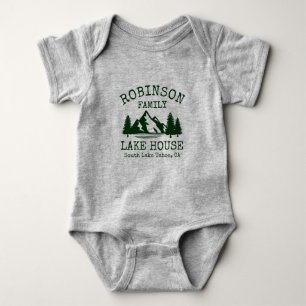 Familienname Lake House Forest Green Silhouette Baby Strampler